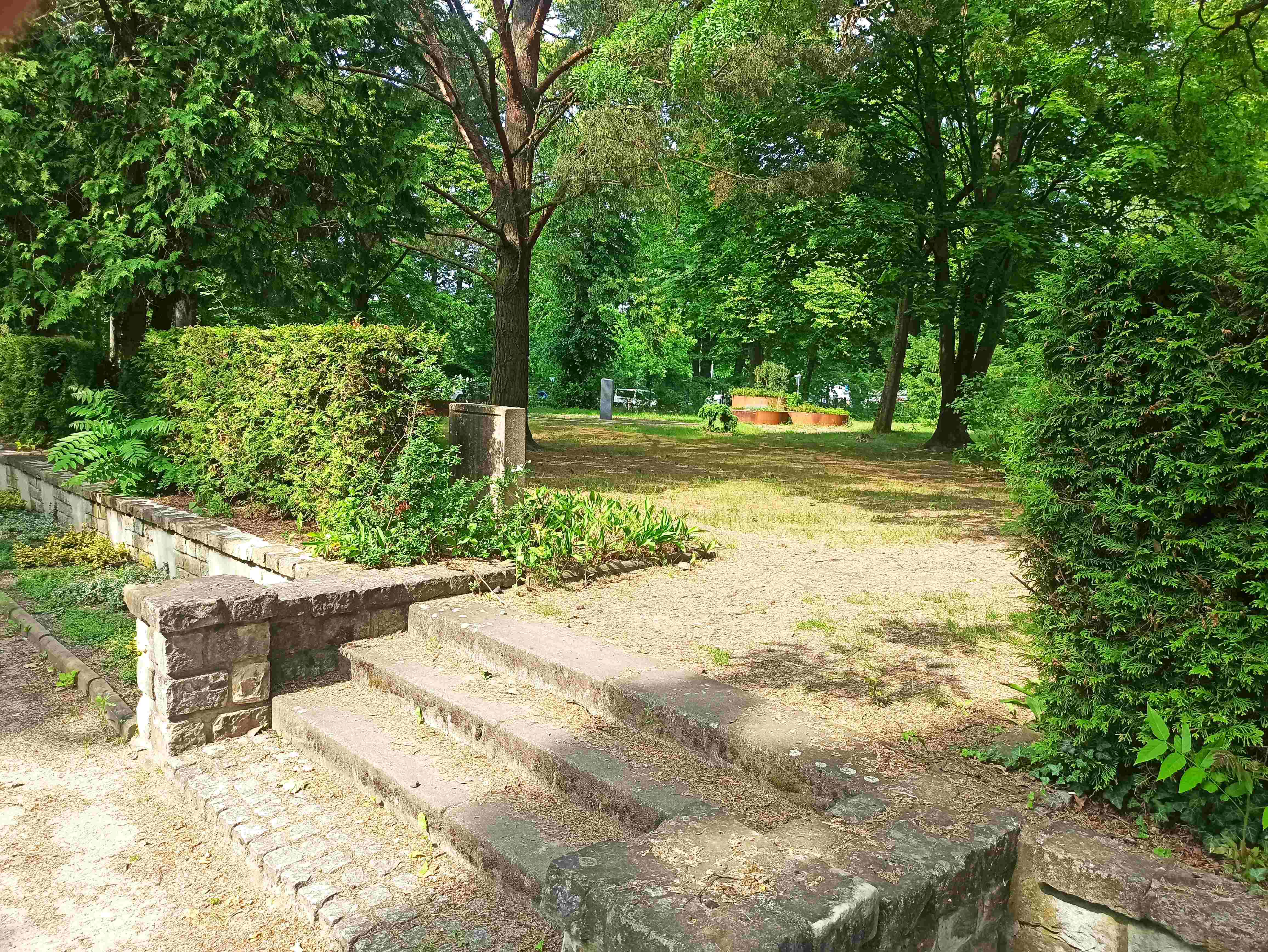 Blick zur Stehle.jpg